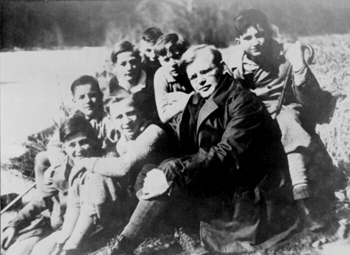 Dietrich Bonhoeffer mit Konfirmanden, März 1932; Quelle: Wikimedia Commons